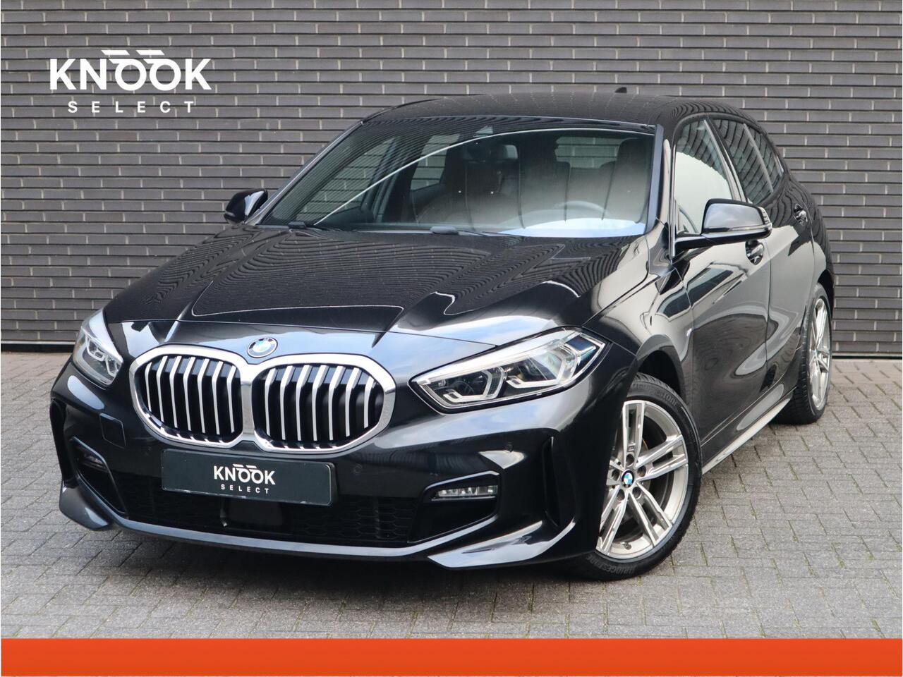BMW 1-SERIE 118i High Executive M Sport Pakket Automaat / Live Cockpit Professional / Leder / Hifi / Stoelverwarming / 17 Inch / Adaptieve LED-koplamp / DAB / Parkeersensoren / Lichtpakket