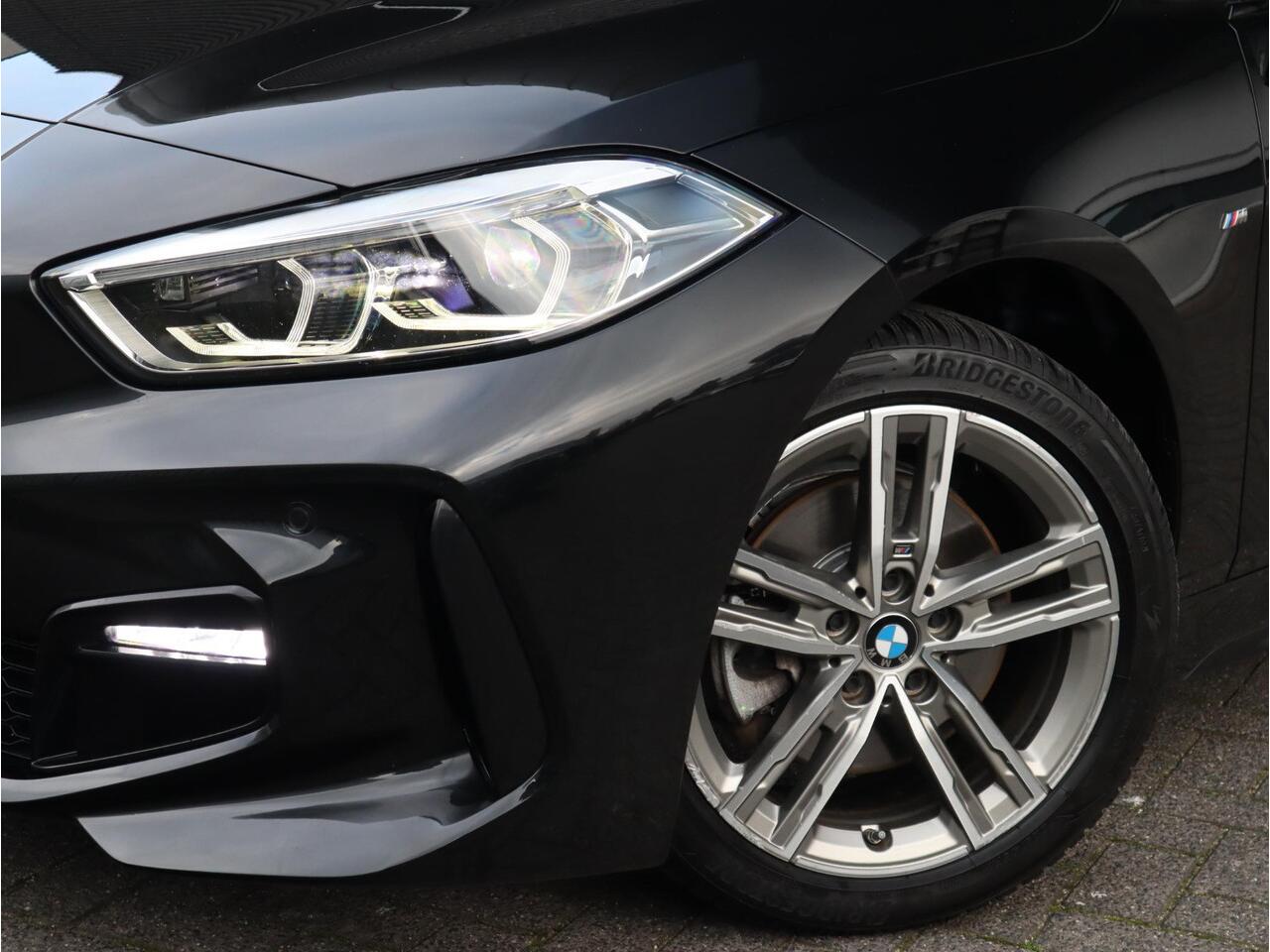 BMW 1-SERIE 118i High Executive M Sport Pakket Automaat / Live Cockpit Professional / Leder / Hifi / Stoelverwarming / 17 Inch / Adaptieve LED-koplamp / DAB / Parkeersensoren / Lichtpakket