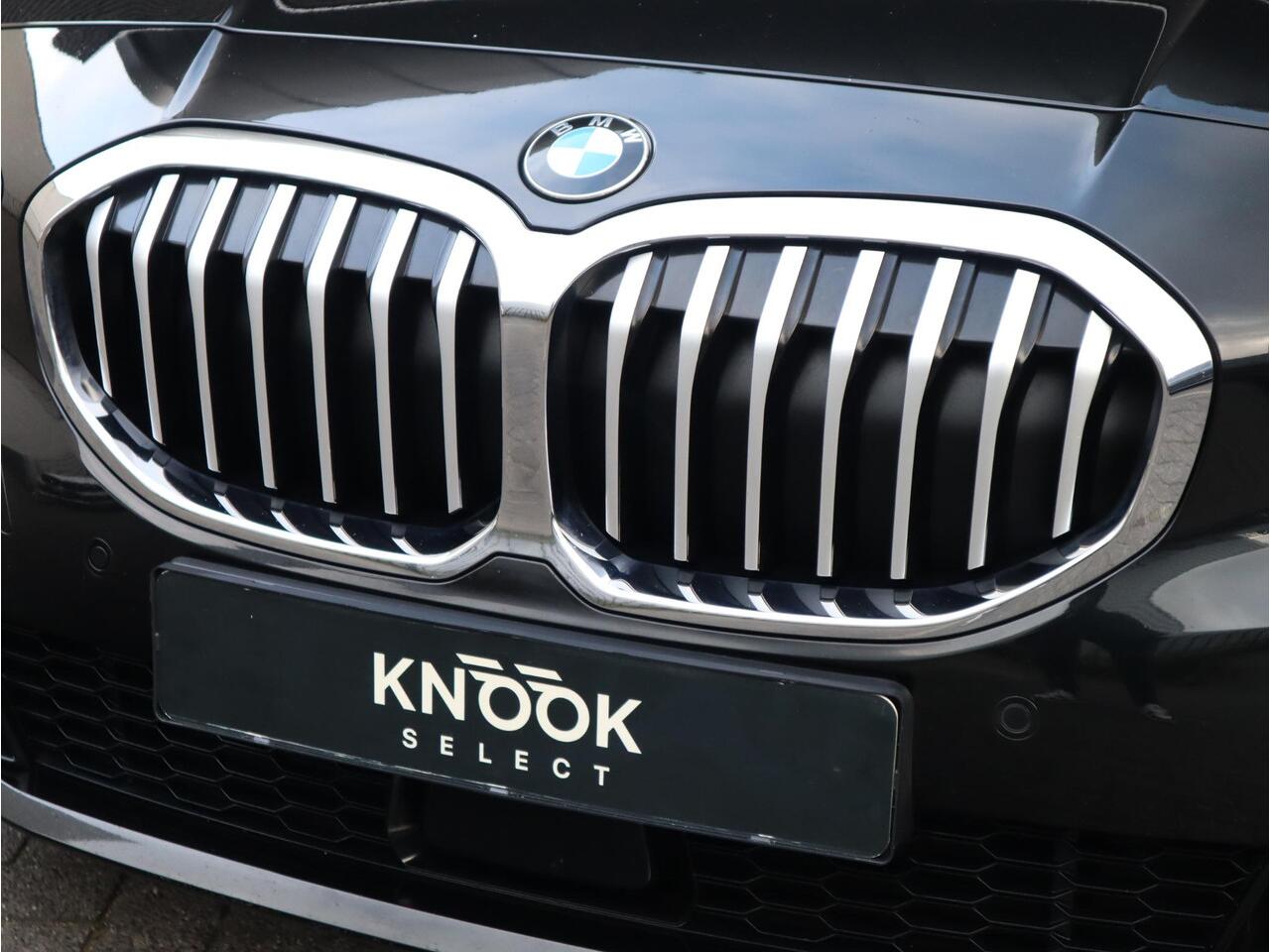 BMW 1-SERIE 118i High Executive M Sport Pakket Automaat / Live Cockpit Professional / Leder / Hifi / Stoelverwarming / 17 Inch / Adaptieve LED-koplamp / DAB / Parkeersensoren / Lichtpakket