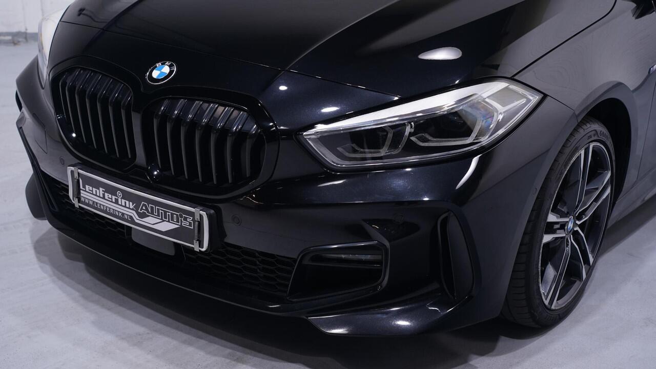 BMW 1-SERIE 118i M Sport Panoramadak Apple Carplay Camera PDC v+a Ambienteverlichting Led koplampen