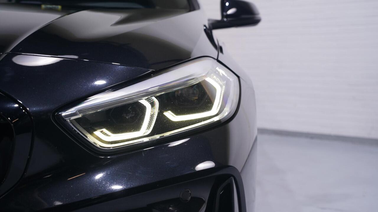 BMW 1-SERIE 118i M Sport Panoramadak Apple Carplay Camera PDC v+a Ambienteverlichting Led koplampen