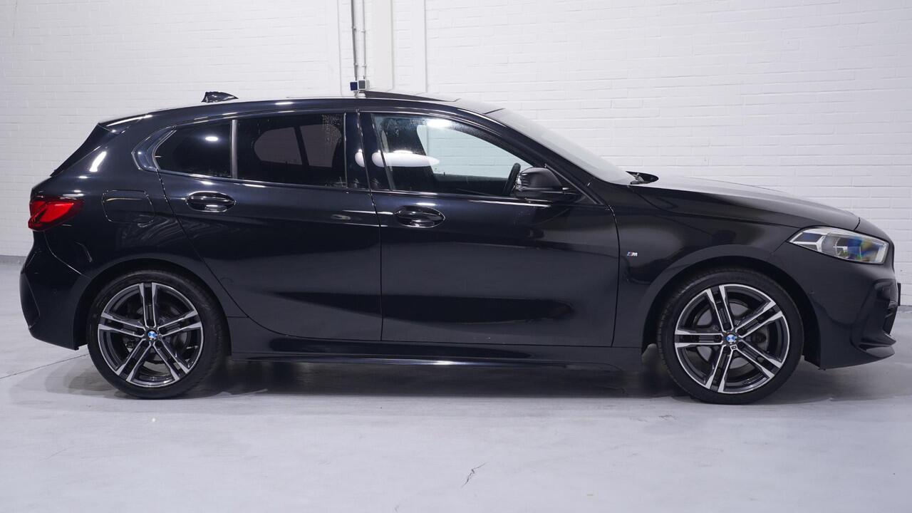 BMW 1-SERIE 118i M Sport Panoramadak Apple Carplay Camera PDC v+a Ambienteverlichting Led koplampen