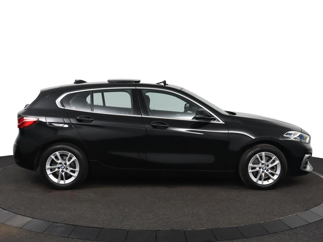 BMW 1-SERIE 118i High Executive | Panoramadak | Active Cruise | Stuurverwarming