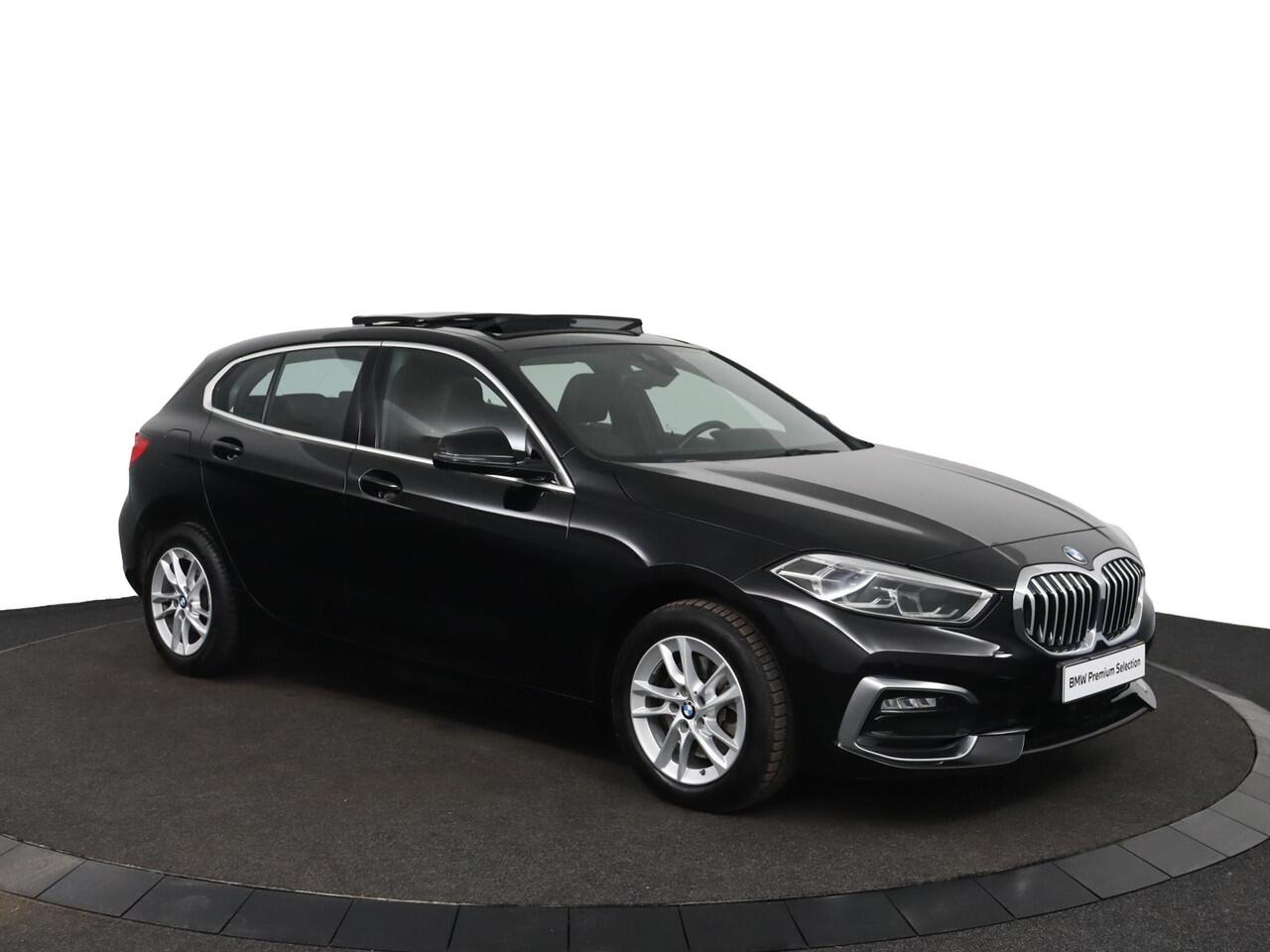 BMW 1-SERIE 118i High Executive | Panoramadak | Active Cruise | Stuurverwarming