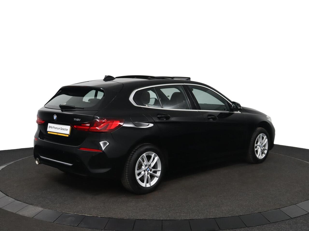 BMW 1-SERIE 118i High Executive | Panoramadak | Active Cruise | Stuurverwarming