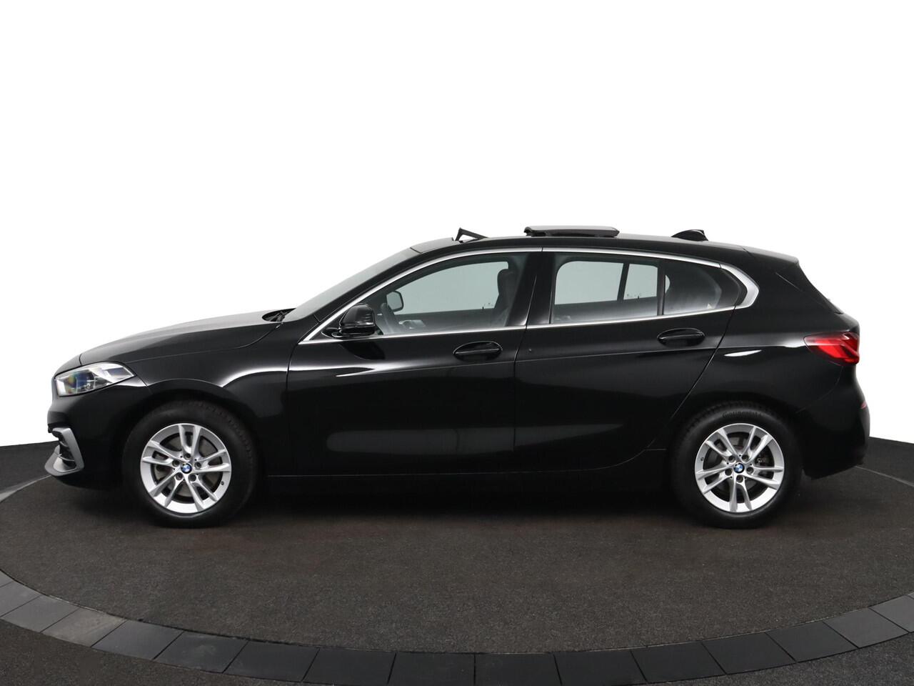 BMW 1-SERIE 118i High Executive | Panoramadak | Active Cruise | Stuurverwarming