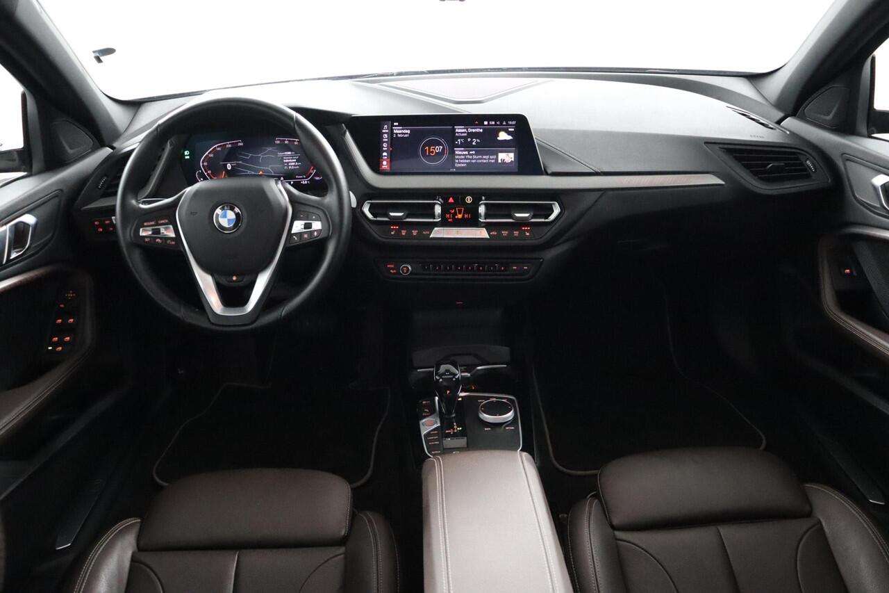 BMW 1-SERIE 118i High Executive | Panoramadak | Active Cruise | Stuurverwarming