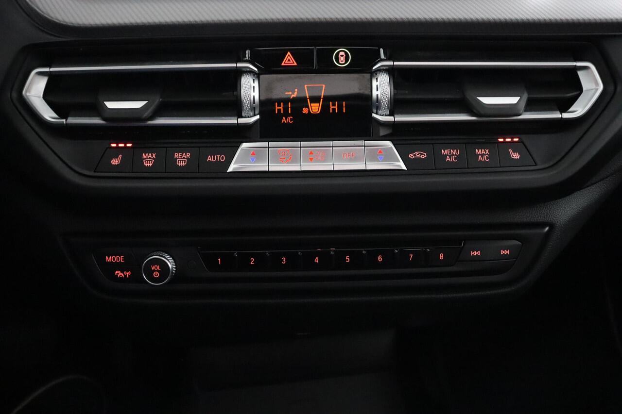 BMW 1-SERIE 118i High Executive | Panoramadak | Active Cruise | Stuurverwarming