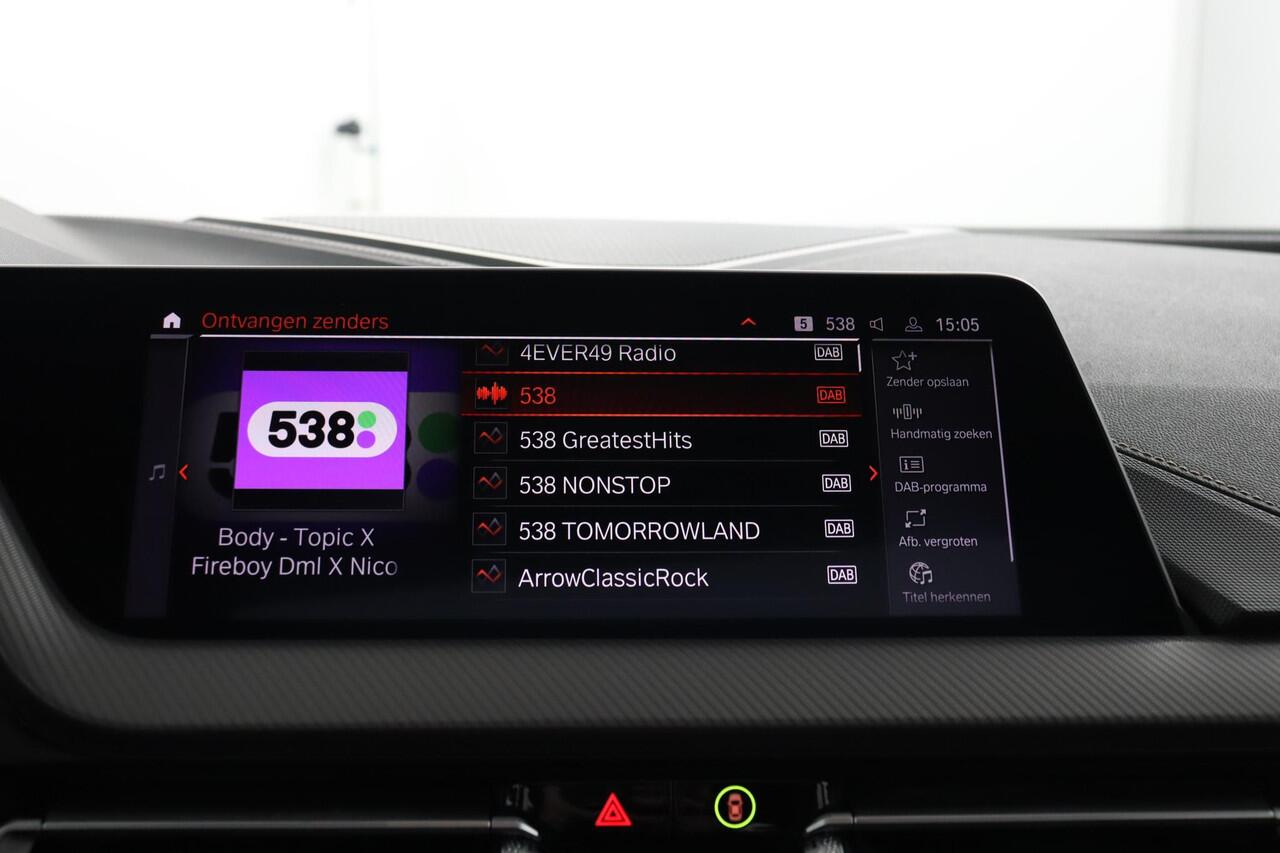 BMW 1-SERIE 118i High Executive | Panoramadak | Active Cruise | Stuurverwarming