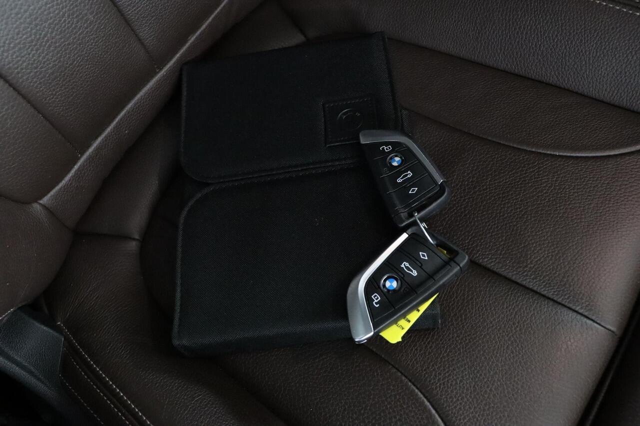 BMW 1-SERIE 118i High Executive | Panoramadak | Active Cruise | Stuurverwarming