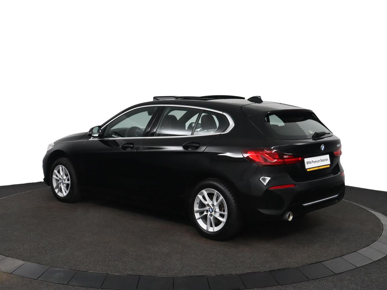 BMW 1-SERIE 118i High Executive | Panoramadak | Active Cruise | Stuurverwarming