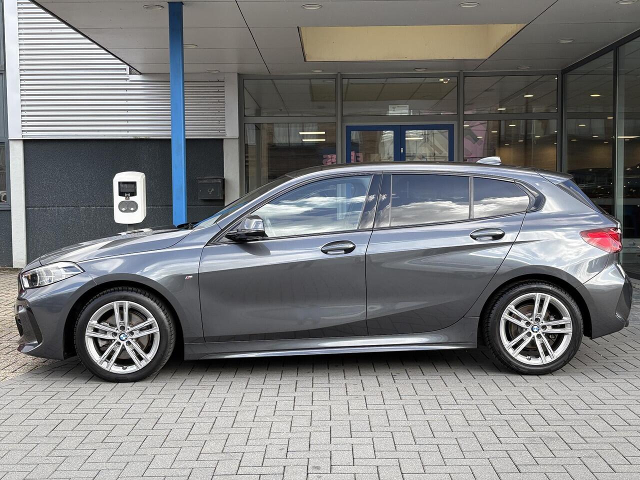 BMW 1-SERIE 118i Business Edition Plus 136pk Automaat | M Pakket | Navi | Stoelverwarming | PDC |