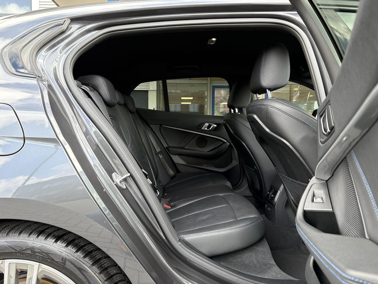 BMW 1-SERIE 118i Business Edition Plus 136pk Automaat | M Pakket | Navi | Stoelverwarming | PDC |