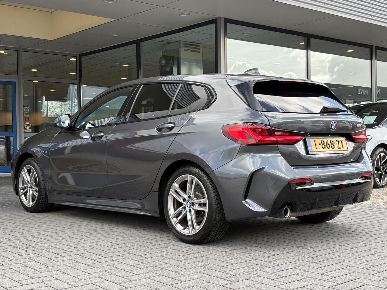 BMW 1-SERIE 118i Business Edition Plus 136pk Automaat | M Pakket | Navi | Stoelverwarming | PDC |