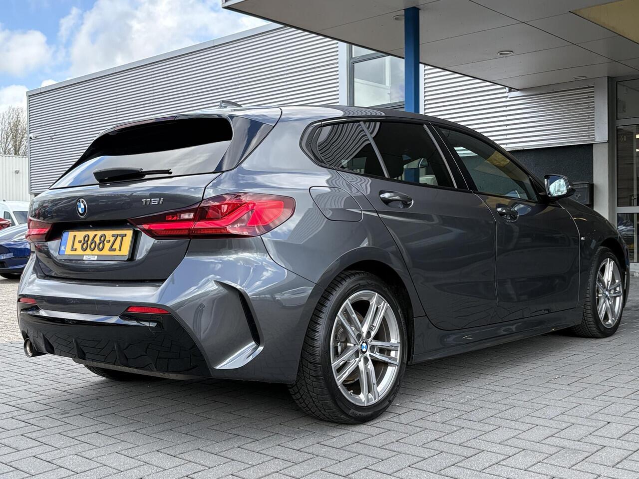 BMW 1-SERIE 118i Business Edition Plus 136pk Automaat | M Pakket | Navi | Stoelverwarming | PDC |