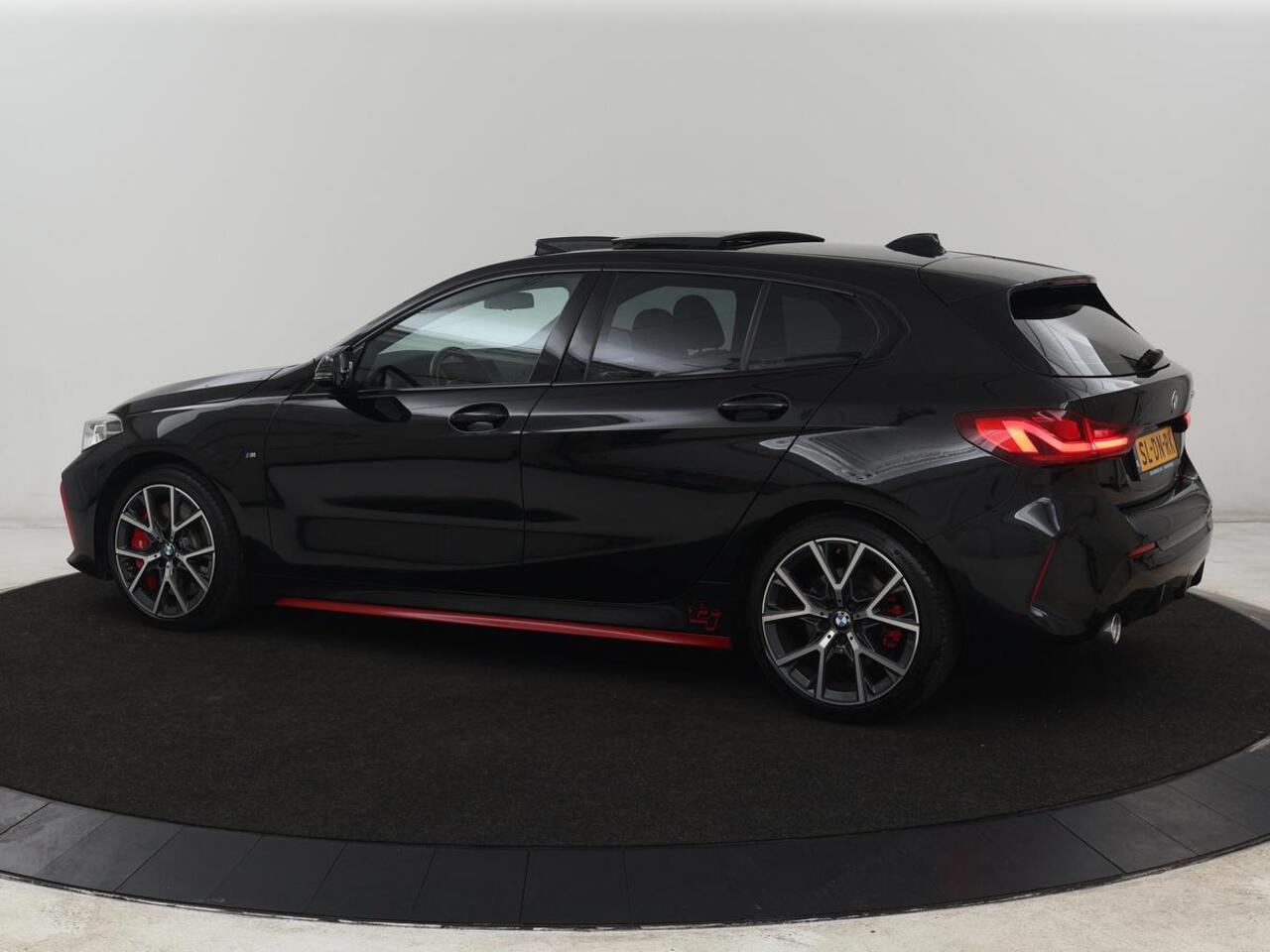 BMW 1-SERIE 128ti M Sport | 265pk | Panoramadak | Stoelverwarming | Carplay | Live Cockpit | Sportstoelen | Sfeerverlichting | Full LED | Parkeerhulp | Cruise control | Navigatie | Climate control