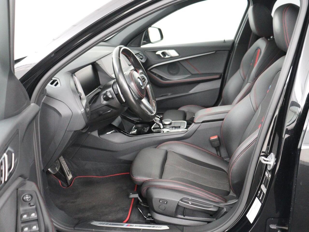 BMW 1-SERIE 128ti M Sport | 265pk | Panoramadak | Stoelverwarming | Carplay | Live Cockpit | Sportstoelen | Sfeerverlichting | Full LED | Parkeerhulp | Cruise control | Navigatie | Climate control