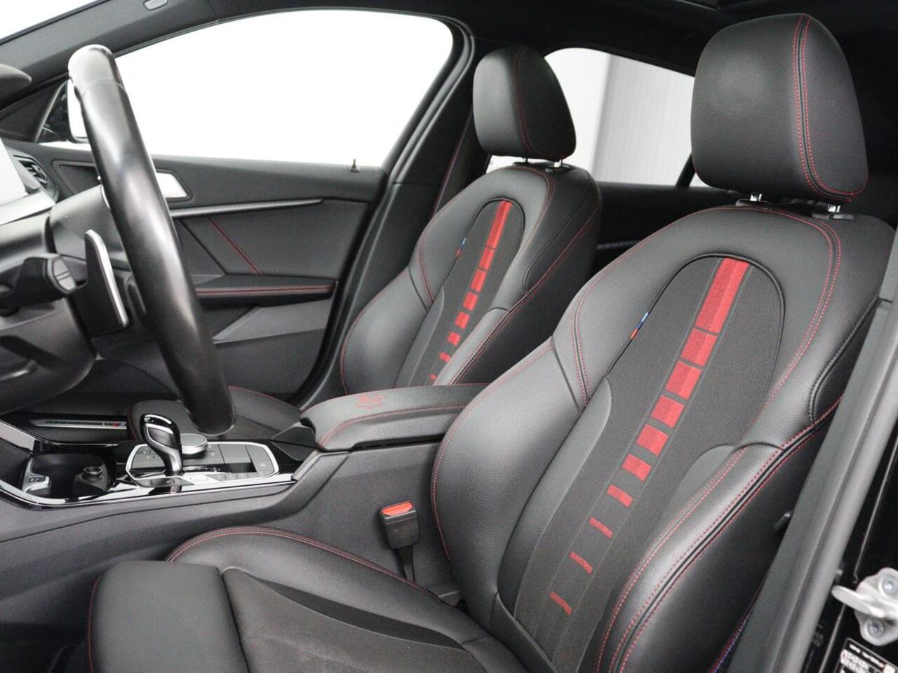 BMW 1-SERIE 128ti M Sport | 265pk | Panoramadak | Stoelverwarming | Carplay | Live Cockpit | Sportstoelen | Sfeerverlichting | Full LED | Parkeerhulp | Cruise control | Navigatie | Climate control