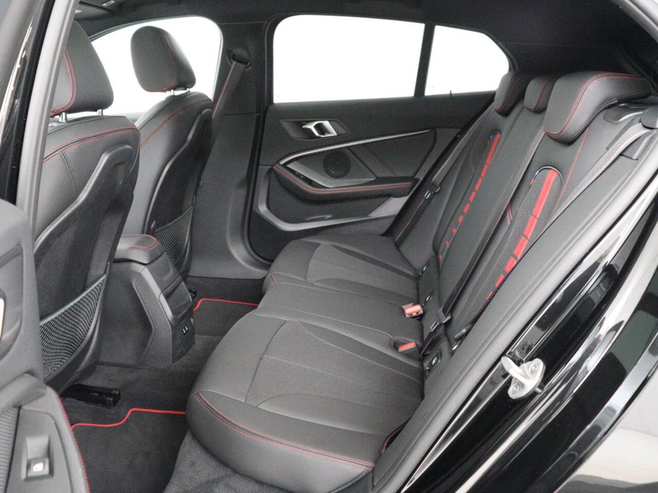 BMW 1-SERIE 128ti M Sport | 265pk | Panoramadak | Stoelverwarming | Carplay | Live Cockpit | Sportstoelen | Sfeerverlichting | Full LED | Parkeerhulp | Cruise control | Navigatie | Climate control
