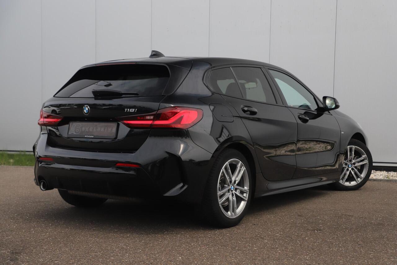 BMW 1-SERIE 118i Business Edition M Sport Automaat Black Optic Virtual Cockpit Sfeerverlichting Navigatie Carplay Android Sportstoelen Clima Cruise PDC