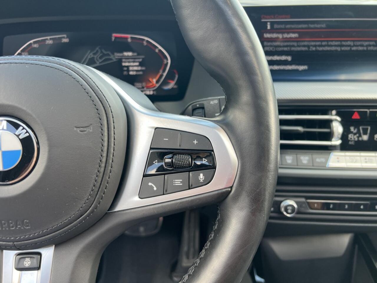 BMW 1-SERIE 118I High Exe M-Sport Pano Sfeer Zwart optiek ACC