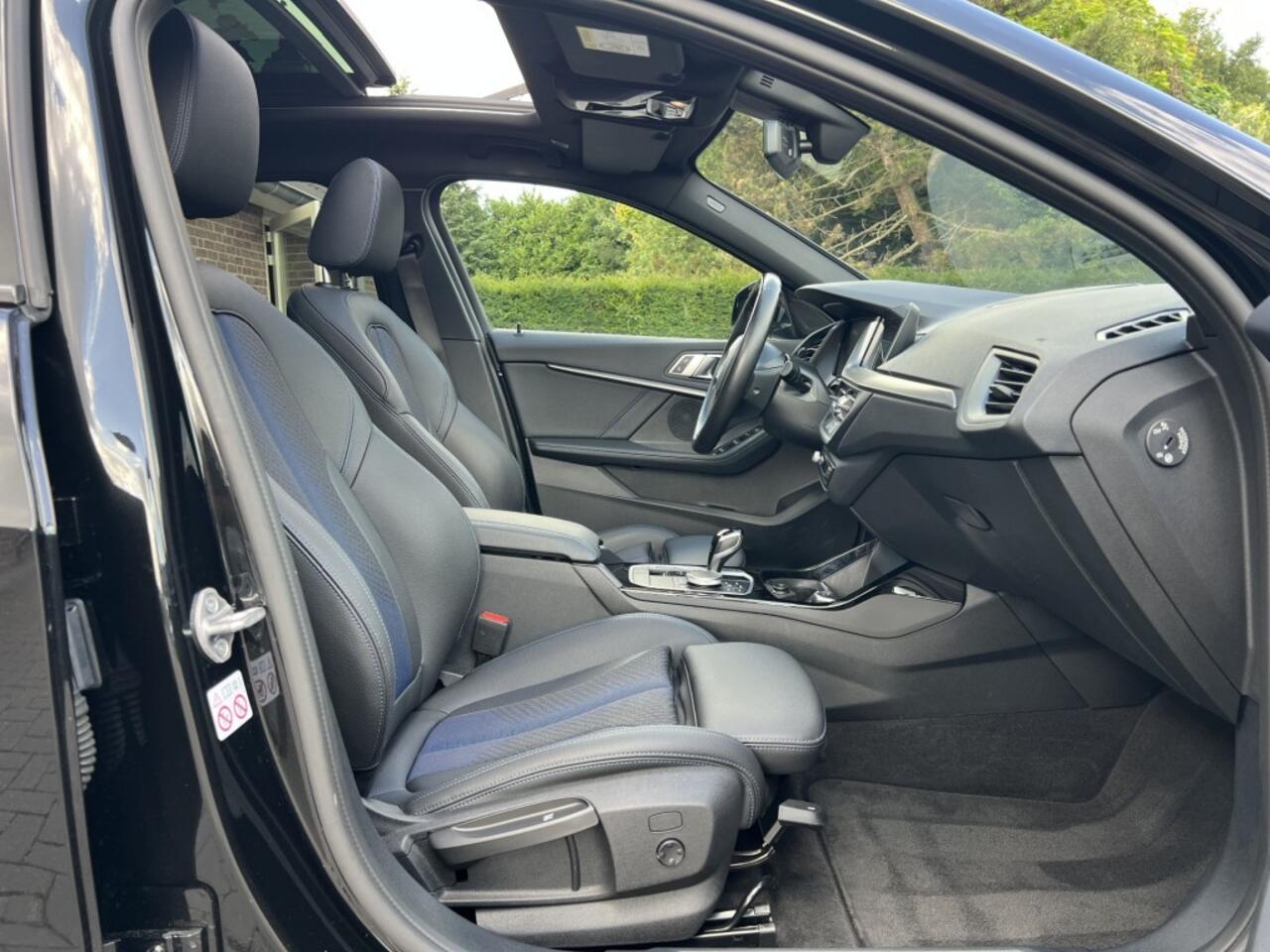 BMW 1-SERIE 118I High Exe M-Sport Pano Sfeer Zwart optiek ACC