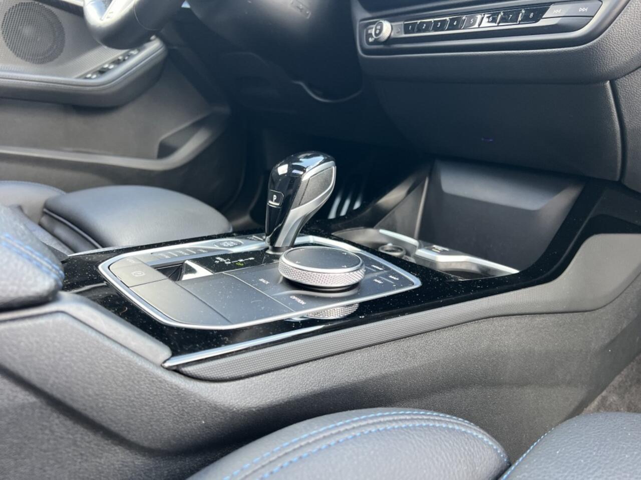 BMW 1-SERIE 118I High Exe M-Sport Pano Sfeer Zwart optiek ACC