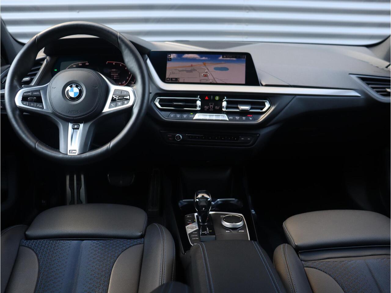 BMW 1-SERIE 118i | Executive | M Sportpakket | Panodak | HiFi | Apple Carplay | Stuurwiel Verwarming | 18'' LMV