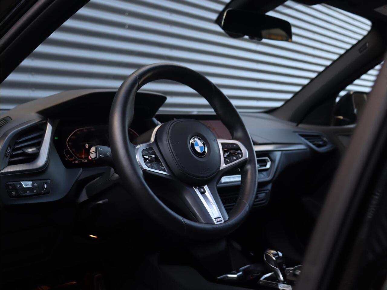 BMW 1-SERIE 118i | Executive | M Sportpakket | Panodak | HiFi | Apple Carplay | Stuurwiel Verwarming | 18'' LMV