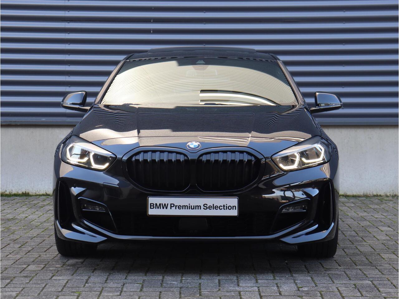 BMW 1-SERIE 118i | Executive | M Sportpakket | Panodak | HiFi | Apple Carplay | Stuurwiel Verwarming | 18'' LMV