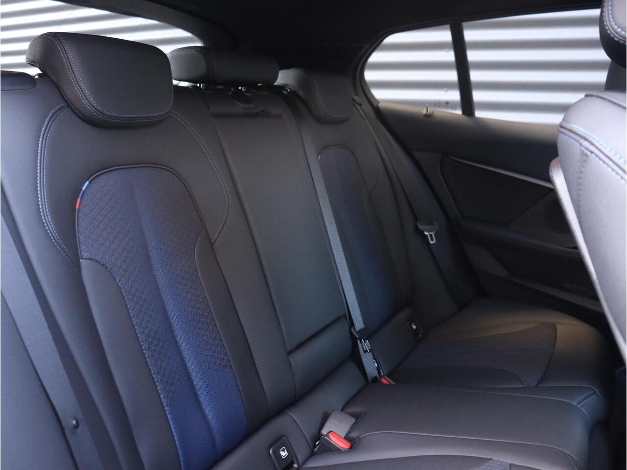 BMW 1-SERIE 118i | Executive | M Sportpakket | Panodak | HiFi | Apple Carplay | Stuurwiel Verwarming | 18'' LMV