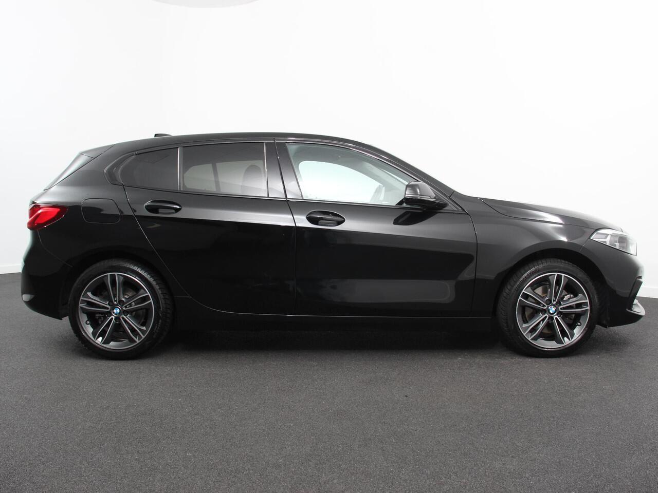 BMW 1-SERIE 118i Automaat Sportline Business Edition | Navigatie | Cruise control | LED Parkeersensor achter | Navigatie | Apple Carplay/ Android Auto | Lichtmetalen velgen | Digitale Cockpit
