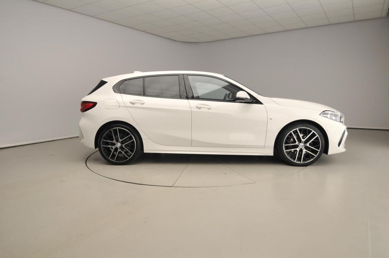 BMW 1-SERIE 5-deurs 118i | M-Sportpakket | LED | Leder | Navigatie | Stoelverwarming | DAB | Hifi Speakers | Alu 17 inch