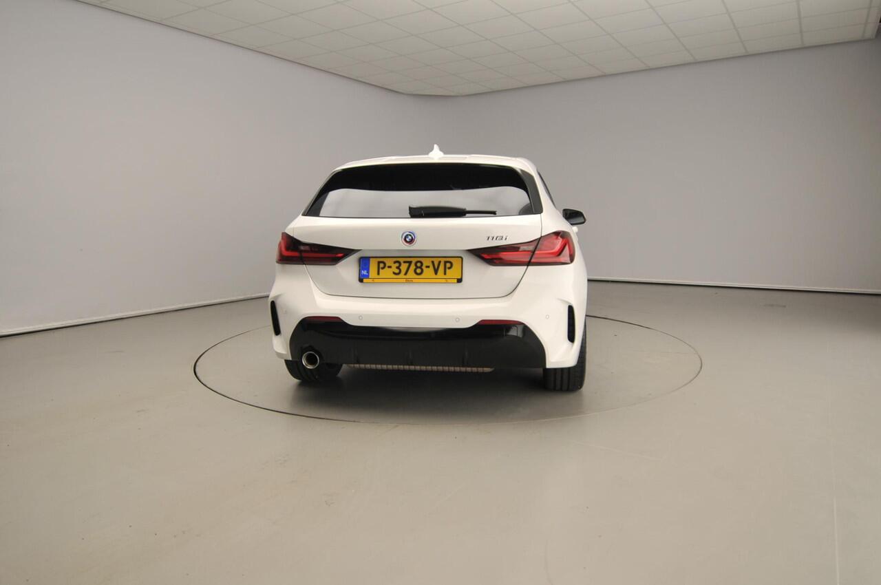 BMW 1-SERIE 5-deurs 118i | M-Sportpakket | LED | Leder | Navigatie | Stoelverwarming | DAB | Hifi Speakers | Alu 17 inch