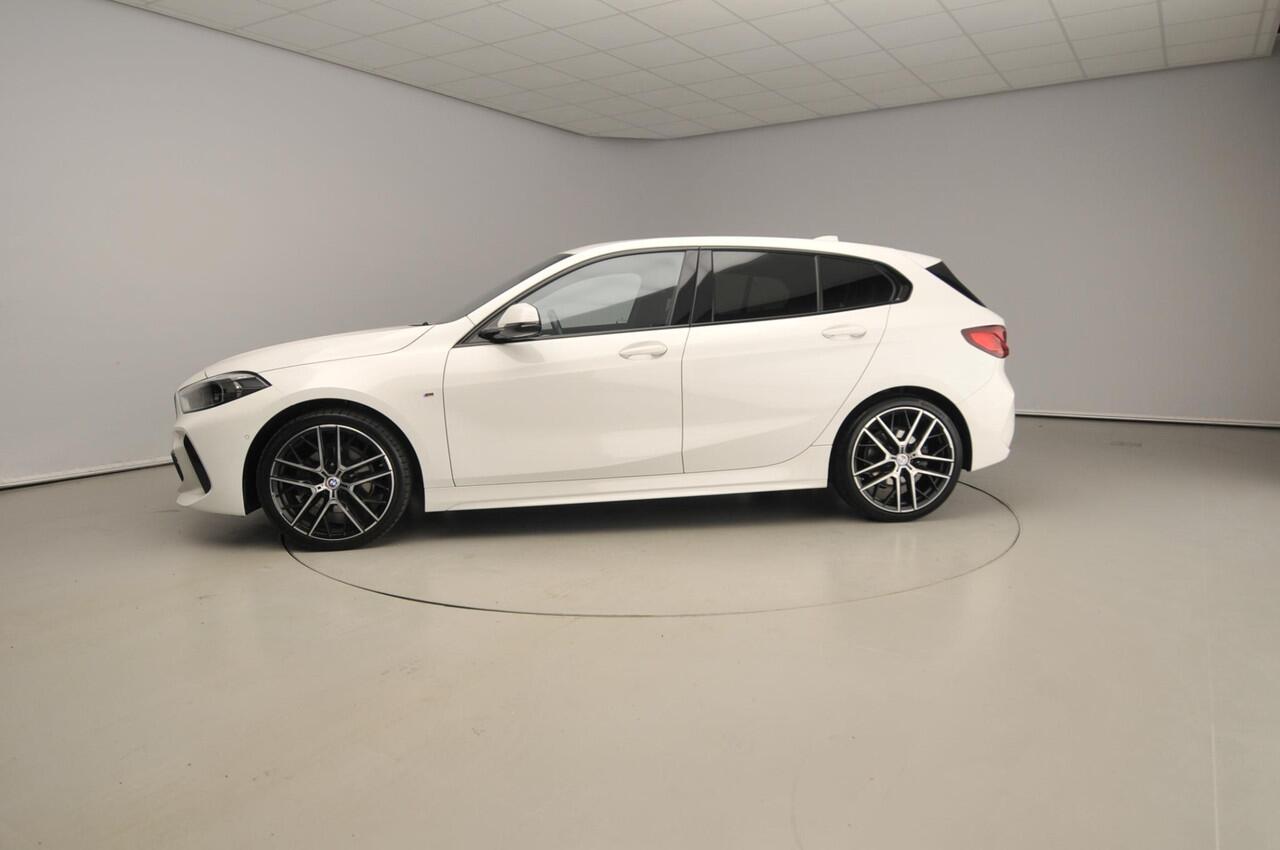BMW 1-SERIE 5-deurs 118i | M-Sportpakket | LED | Leder | Navigatie | Stoelverwarming | DAB | Hifi Speakers | Alu 17 inch