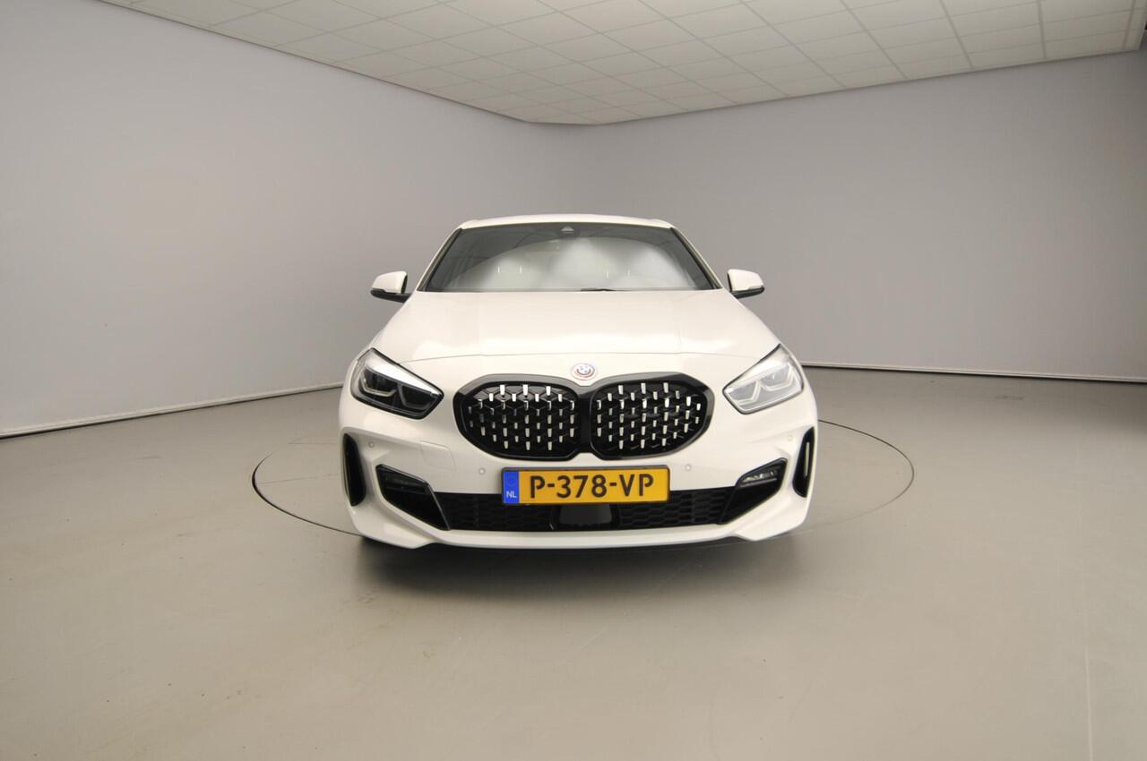 BMW 1-SERIE 5-deurs 118i | M-Sportpakket | LED | Leder | Navigatie | Stoelverwarming | DAB | Hifi Speakers | Alu 17 inch