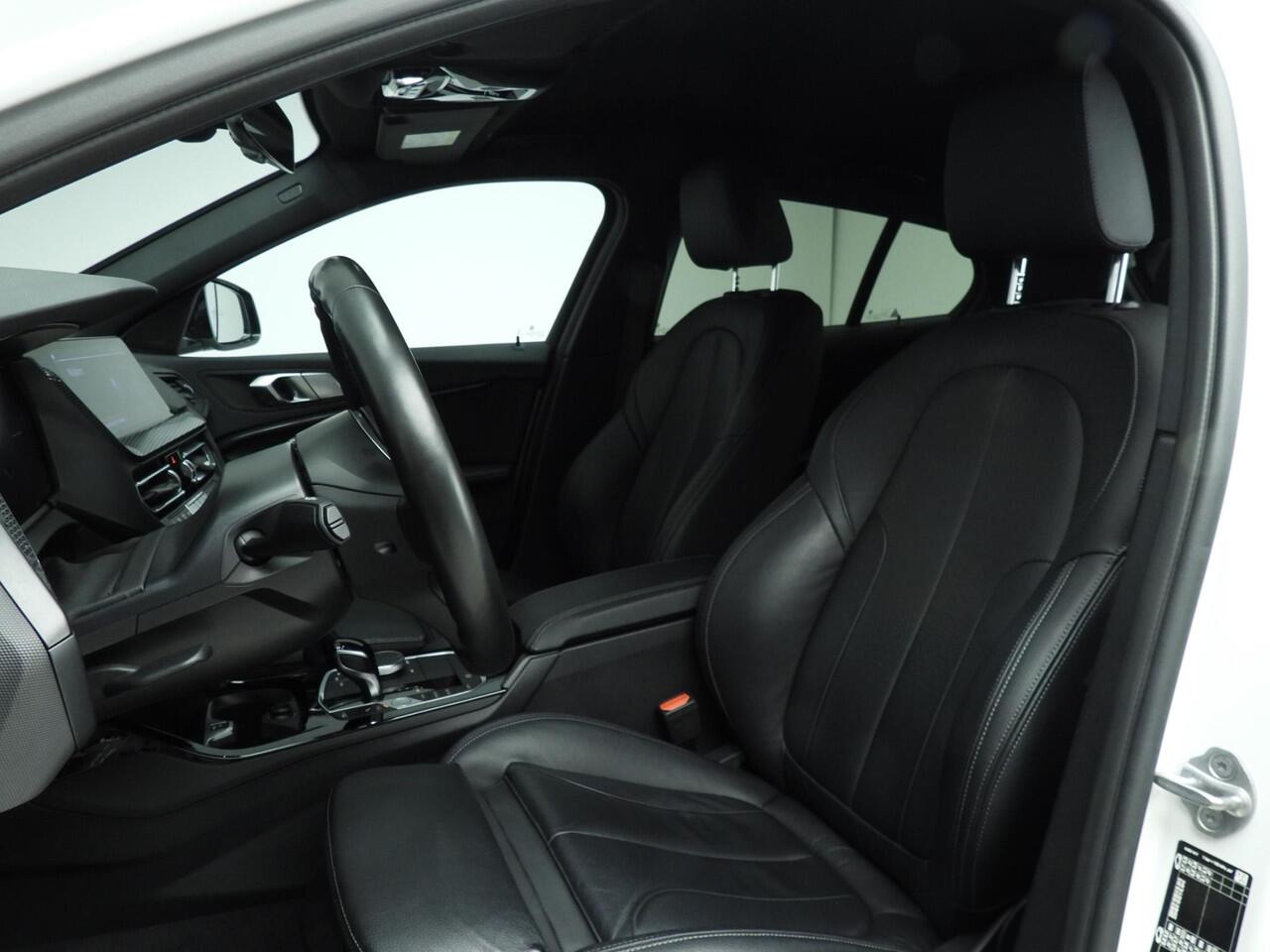 BMW 1-SERIE 5-deurs 118i | M-Sportpakket | LED | Leder | Navigatie | Stoelverwarming | DAB | Hifi Speakers | Alu 17 inch