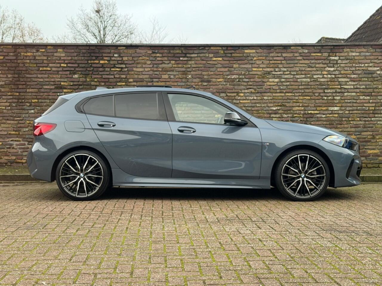BMW 1-SERIE 118I M-Sport Automaat Panodak Stuurverwarming Navi LED