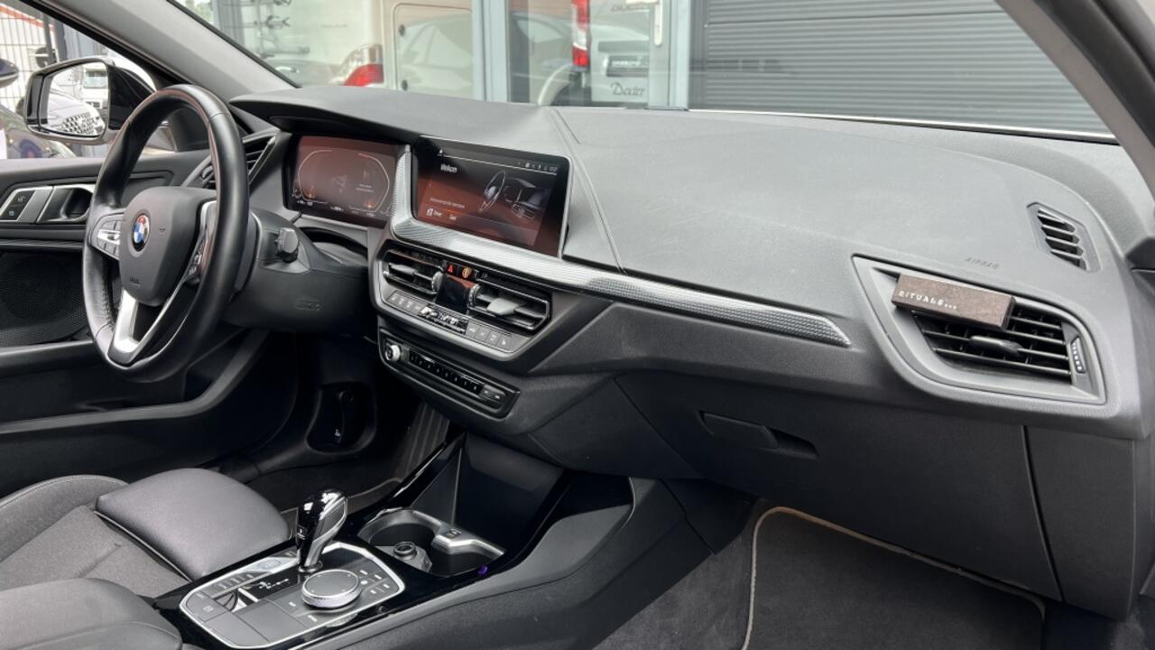 BMW 1-SERIE 118i High Exec | Navi | Cruise | Stoelverwarming