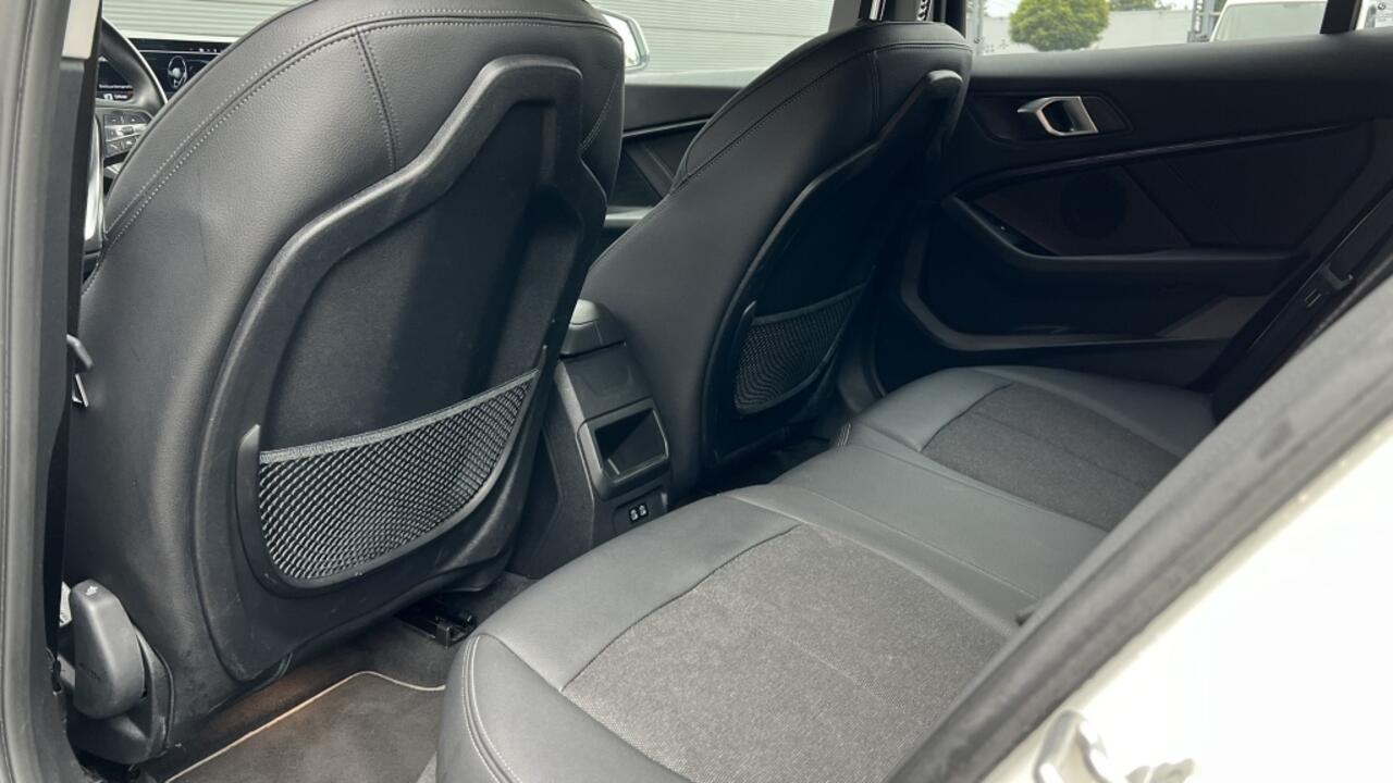 BMW 1-SERIE 118i High Exec | Navi | Cruise | Stoelverwarming