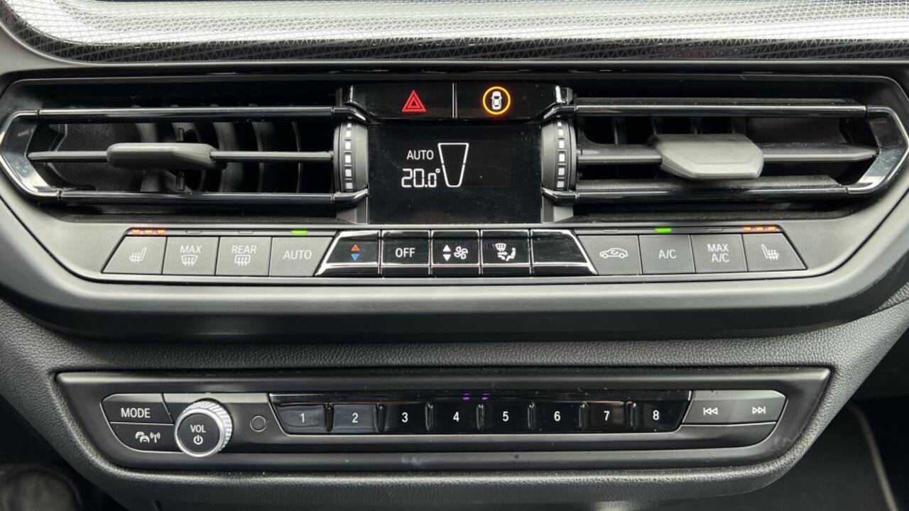 BMW 1-SERIE 118i High Exec | Navi | Cruise | Stoelverwarming