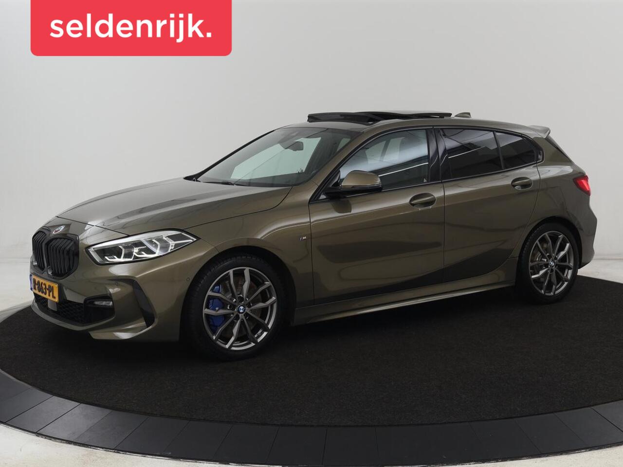 BMW 1-SERIE 118i M Sport | Panoramadak | Leder | Stoelverwarming | Carplay | Sfeerverlichting | Camera | Live Cockpit | Sportstoelen | Navigatie | Park Assist
