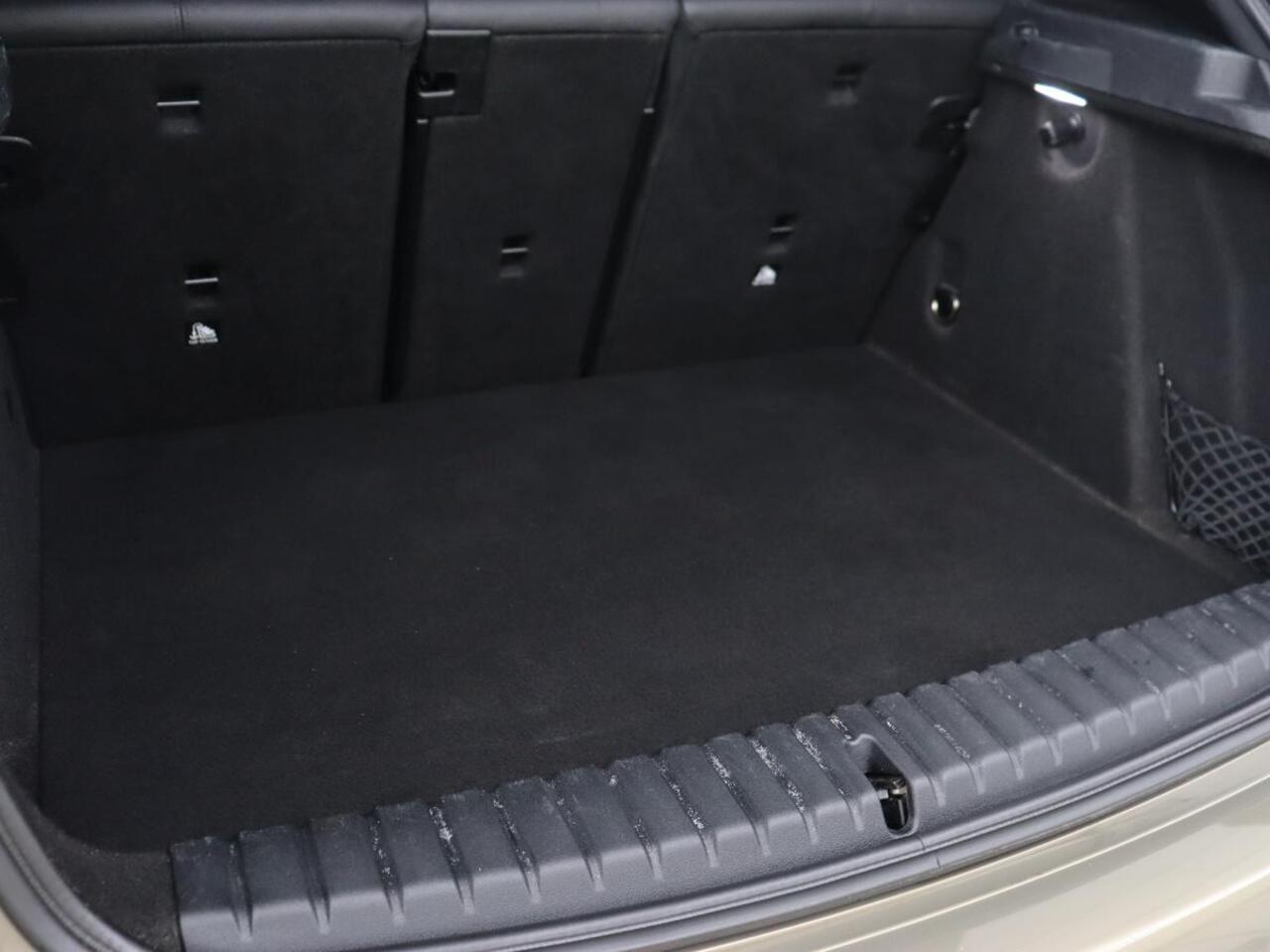 BMW 1-SERIE 118i M Sport | Panoramadak | Leder | Stoelverwarming | Carplay | Sfeerverlichting | Camera | Live Cockpit | Sportstoelen | Navigatie | Park Assist