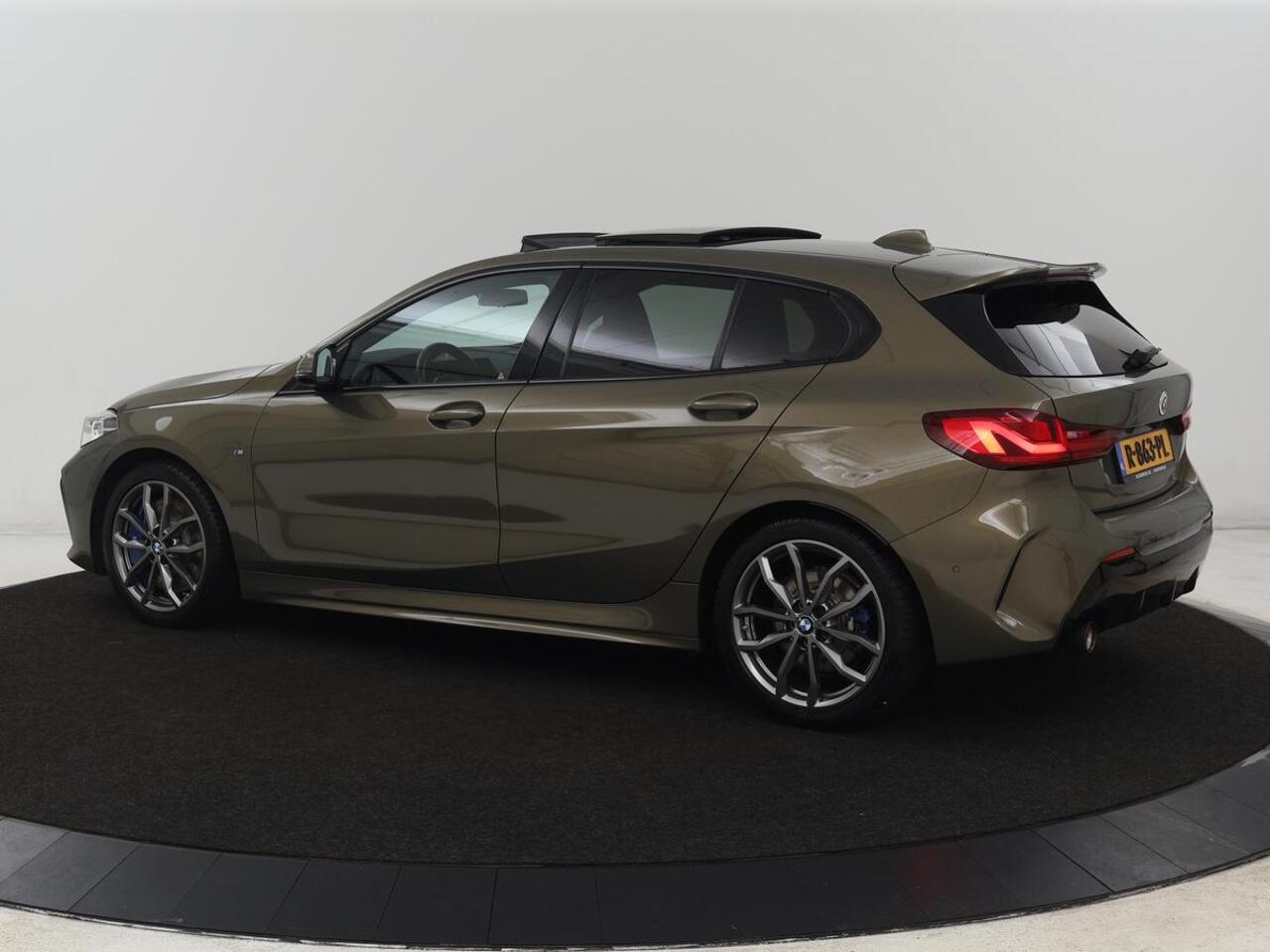 BMW 1-SERIE 118i M Sport | Panoramadak | Leder | Stoelverwarming | Carplay | Sfeerverlichting | Camera | Live Cockpit | Sportstoelen | Navigatie | Park Assist