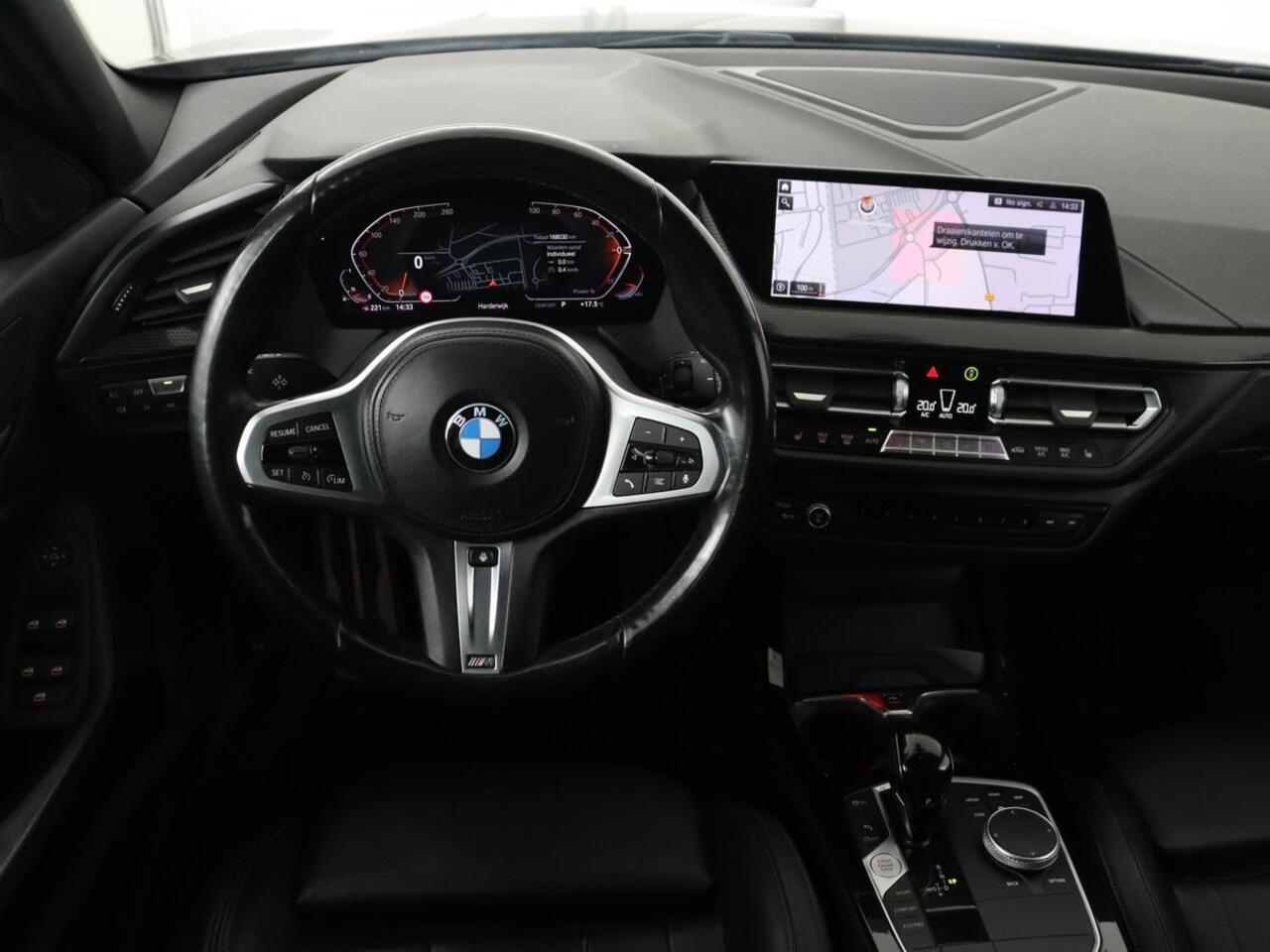 BMW 1-SERIE 118i M Sport | Panoramadak | Leder | Stoelverwarming | Carplay | Sfeerverlichting | Camera | Live Cockpit | Sportstoelen | Navigatie | Park Assist