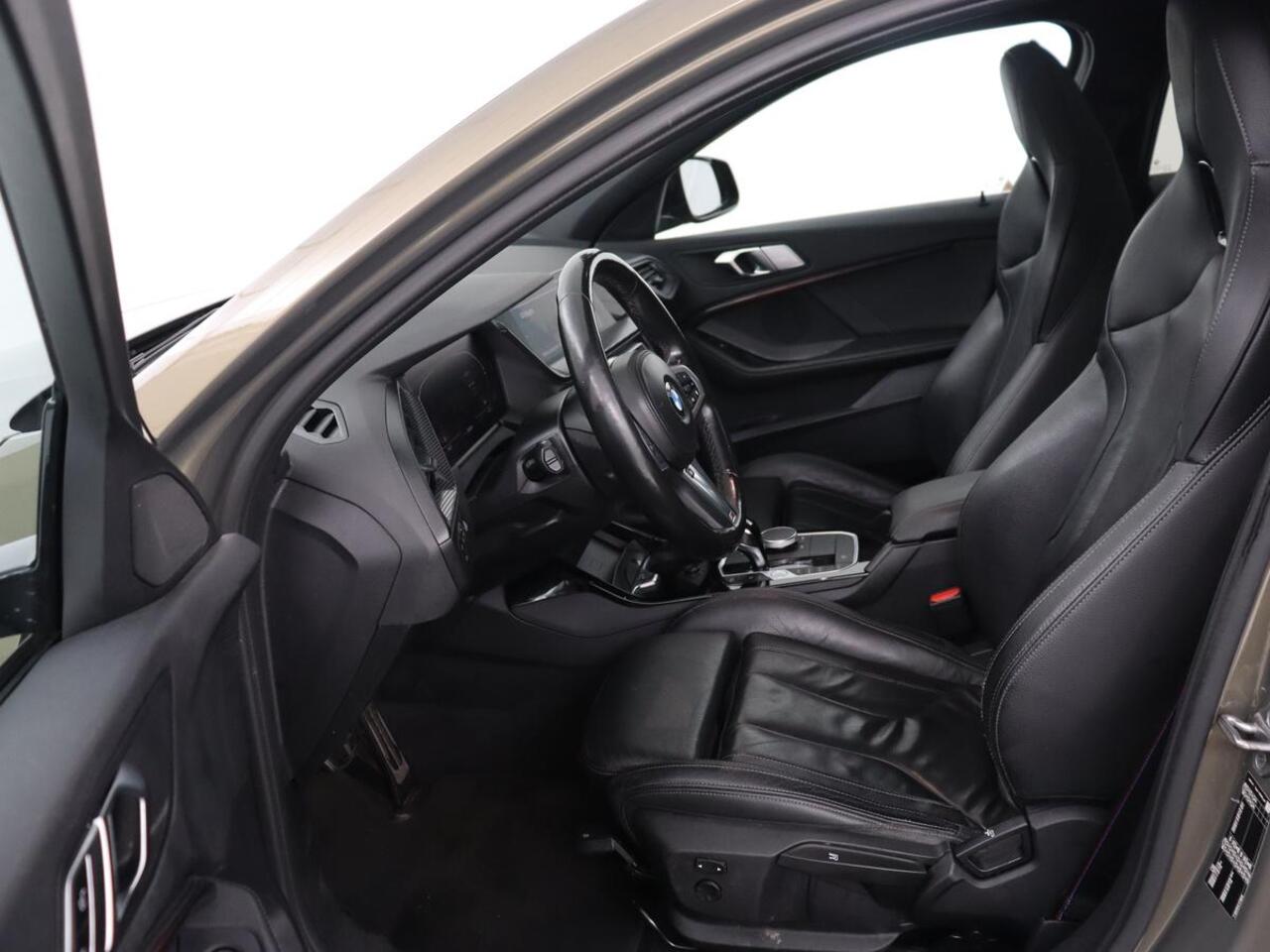 BMW 1-SERIE 118i M Sport | Panoramadak | Leder | Stoelverwarming | Carplay | Sfeerverlichting | Camera | Live Cockpit | Sportstoelen | Navigatie | Park Assist