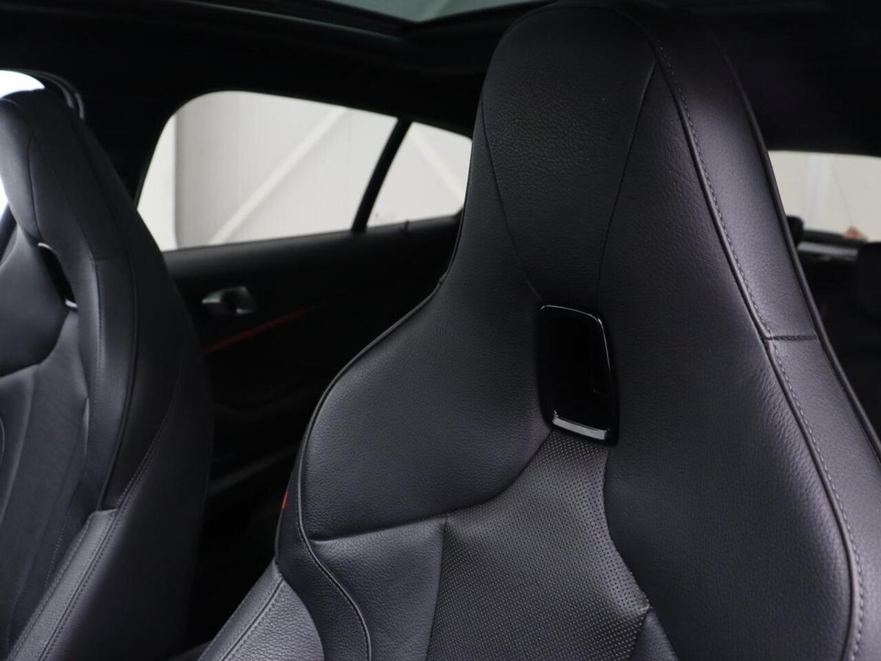 BMW 1-SERIE 118i M Sport | Panoramadak | Leder | Stoelverwarming | Carplay | Sfeerverlichting | Camera | Live Cockpit | Sportstoelen | Navigatie | Park Assist