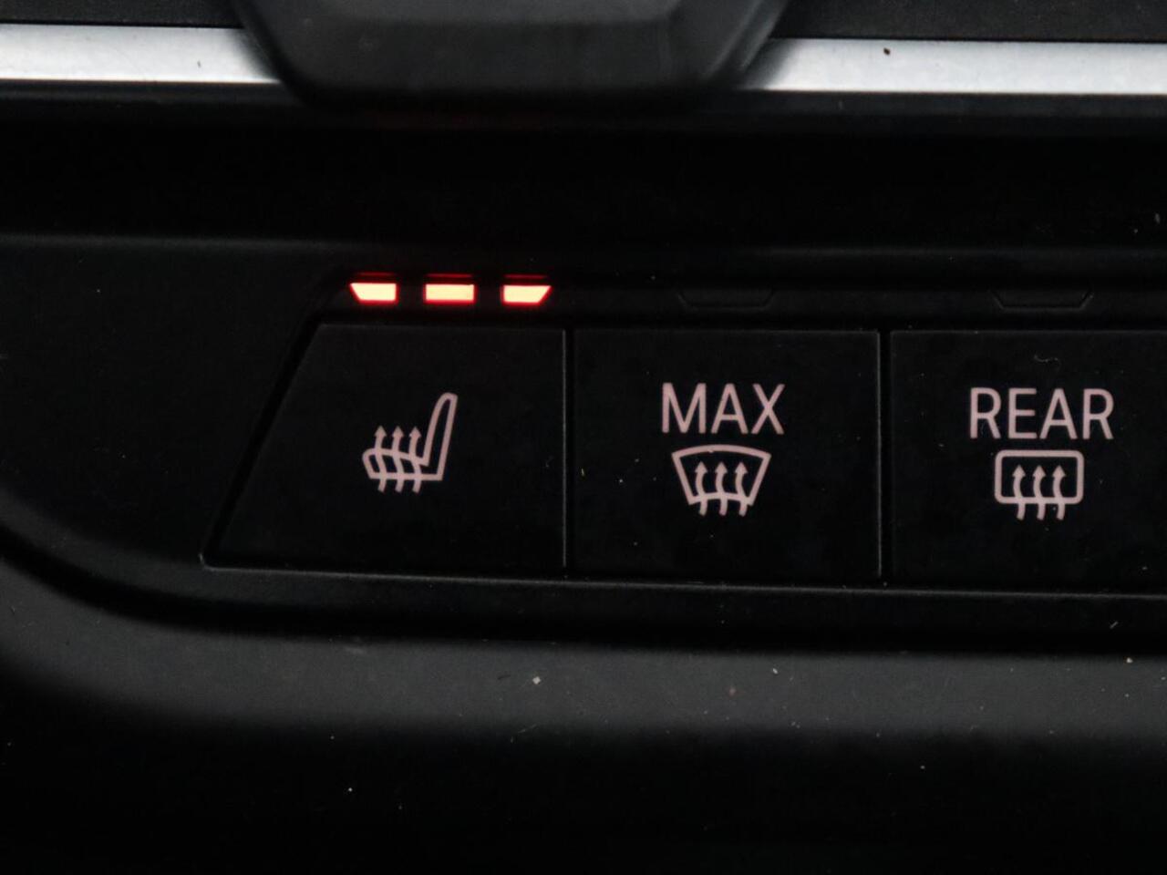 BMW 1-SERIE 118i M Sport | Panoramadak | Leder | Stoelverwarming | Carplay | Sfeerverlichting | Camera | Live Cockpit | Sportstoelen | Navigatie | Park Assist