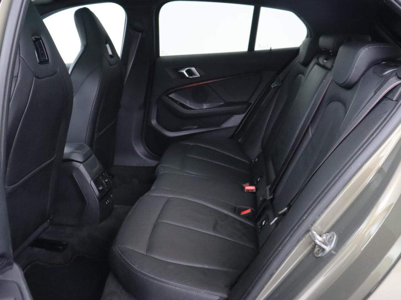 BMW 1-SERIE 118i M Sport | Panoramadak | Leder | Stoelverwarming | Carplay | Sfeerverlichting | Camera | Live Cockpit | Sportstoelen | Navigatie | Park Assist