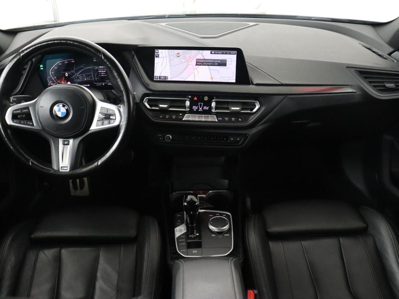 BMW 1-SERIE 118i M Sport | Panoramadak | Leder | Stoelverwarming | Carplay | Sfeerverlichting | Camera | Live Cockpit | Sportstoelen | Navigatie | Park Assist